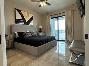 3 bedrooms, iron/ironing board, free WiFi, bed sheets - 515 Doré Lux Topsider, 14’x40’ Slip, Resort Pools, featured on Staycation.TV! (Osage Beach)