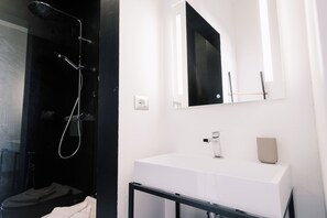 Douche, sèche-cheveux, bidet, serviettes fournies