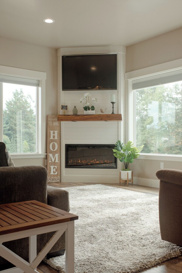 Fireplace - Beautiful House with Hot Tub in Sunny Blue Lake (McKinleyville)