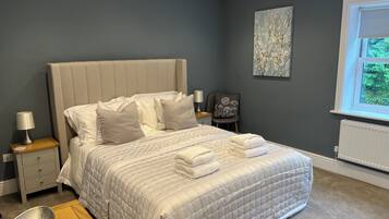 5 bedrooms, iron/ironing board, WiFi, bed sheets