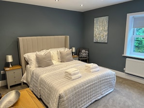 5 bedrooms, iron/ironing board, WiFi, bed sheets
