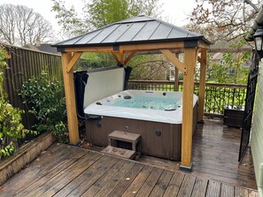 Terrace/patio - Entire cottage in East Sussex, 12 guests, 5 bedrooms, Hot tub & Games Room (Bexhill-on-Sea)