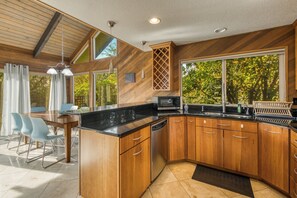 Private kitchen - Spacious 5-bedroom house in Vancouver with nice decks and beautiful view (Vancouver)
