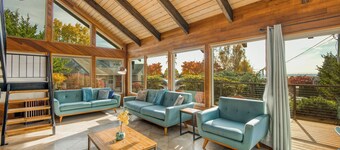 Spacious 5-bedroom house in Vancouver with nice decks and beautiful view