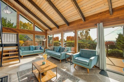 Spacious 5-bedroom house in Vancouver with nice decks and beautiful view