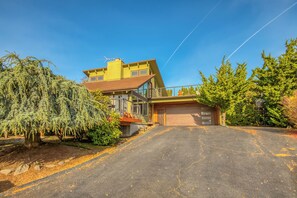 Exterior - Spacious 5-bedroom house in Vancouver with nice decks and beautiful view (Vancouver)