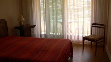 1 slaapkamer, een strijkplank/strijkijzer