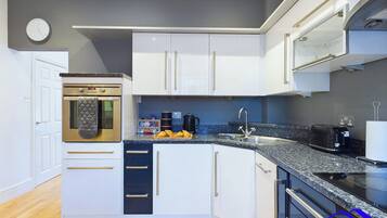 House | Private kitchen | Fridge, microwave, oven, stovetop