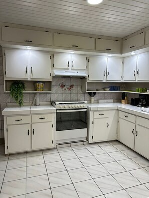 Fridge, oven, coffee/tea maker, toaster - The Golden Shell (Noord)