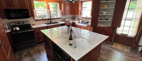 Mikrobølgeovn, ovn, kokeplater og oppvaskmaskin