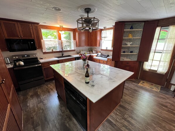 Een microgolfoven, een oven, een kookplaat, een vaatwasser