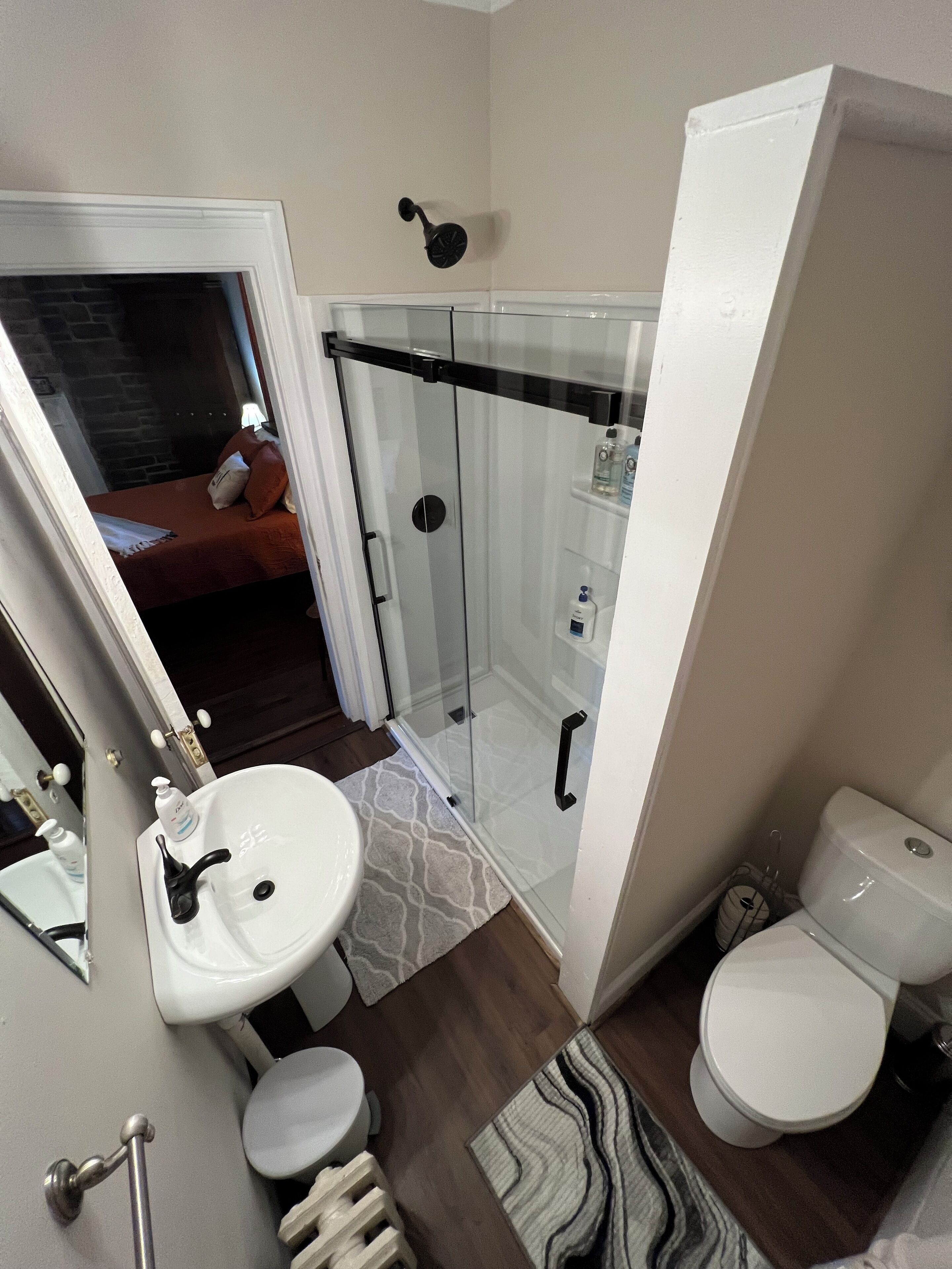 Haartrockner, Handtücher, Seife, Toilettenpapier