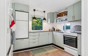 Réfrigérateur, surface de cuisson, lave-vaisselle, cafetière-théière