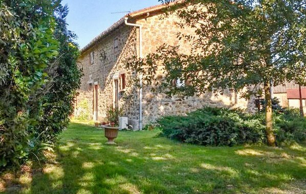 Property grounds - 1 bedroom cozy home in Touvois (Touvois)