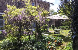 Outdoor dining - Stunning home in Touvois with WiFi (Touvois)