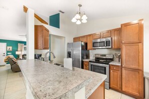 Kjøleskap, mikrobølgeovn, ovn og kokeplater