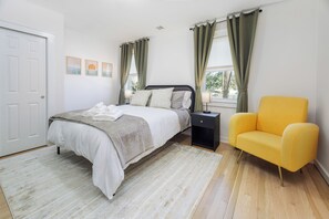 4 bedrooms, desk, iron/ironing board, travel crib - Spaciously Convenient Lake House 4 BR, 2 BA, 8 ppl (Braintree)