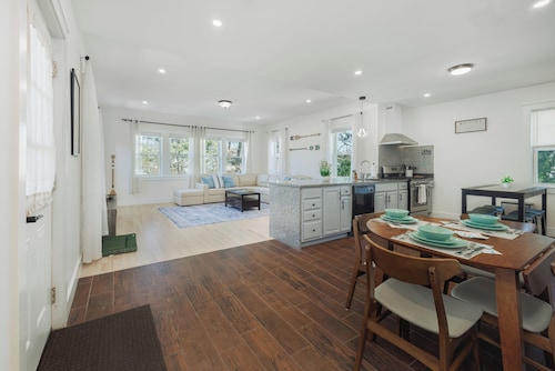 Spaciously Convenient Lake House 4 BR, 2 BA, 8 ppl