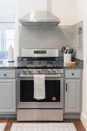 Fridge, microwave, oven, stovetop - Spaciously Convenient Lake House 4 BR, 2 BA, 8 ppl (Braintree)