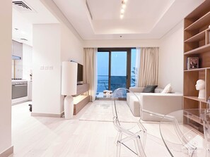 In-room dining - Gorgeous 1B Apt With Balcony in Azizi Fawad (Dubai)