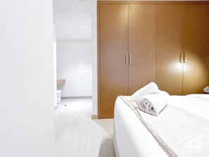 Appartement (1 Bedroom) | 1 slaapkamer, een strijkplank/strijkijzer, beddengoed