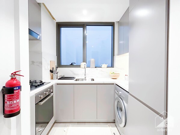 Apartment (1 Bedroom) | Private kitchen | Fridge, microwave, oven, stovetop - Gorgeous 1B Apt With Balcony in Azizi Fawad (Dubai)