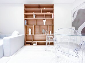 Apartment (1 Bedroom) | In-room dining - Gorgeous 1B Apt With Balcony in Azizi Fawad (Dubai)