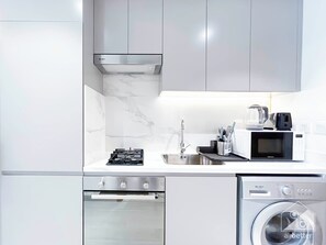 Apartment (0 Bedroom) | Private kitchenette | Fridge, microwave, oven, stovetop - Cozy Studio With Balcony & Stunning Views (Dubai)