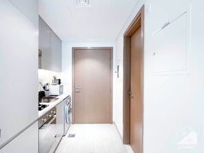 Apartamento (0 Bedroom) | Cozinha americana privada | Geladeira, micro-ondas, fogão, cooktop