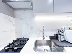 Apartment (0 Bedroom) | Private kitchenette - Cozy Studio With Balcony & Stunning Views (Dubai)