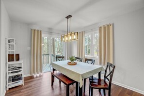 Dining - Walk/Bike Proximity~UNC~Med~Trader Joes!~Nature (Chapel Hill)