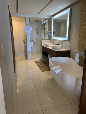 Sèche-cheveux, bidet, serviettes fournies, savon