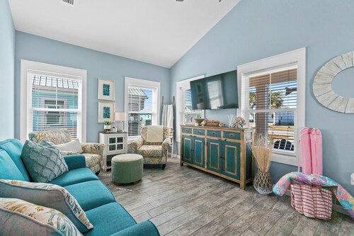 Steps to Beach | Grill, Pool & Pet Friendly