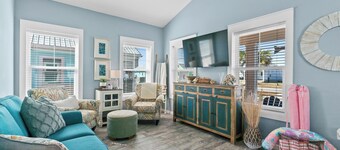 Steps to Beach | Grill, Pool & Pet Friendly