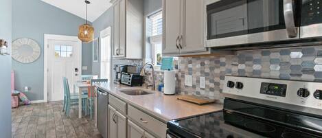 Køleskab, mikrobølgeovn, ovn, kogeplade