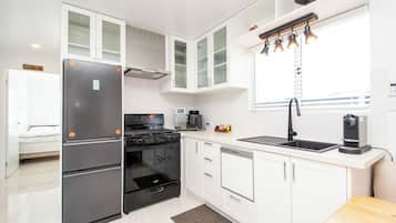 冷蔵庫、電子レンジ、オーブン、コンロ