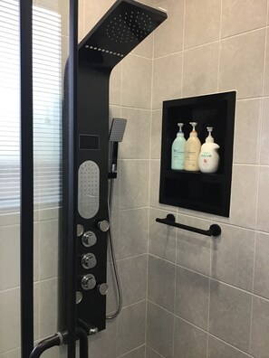 Bruser, miljøvenlige toiletartikler, hårtørrer, bidet