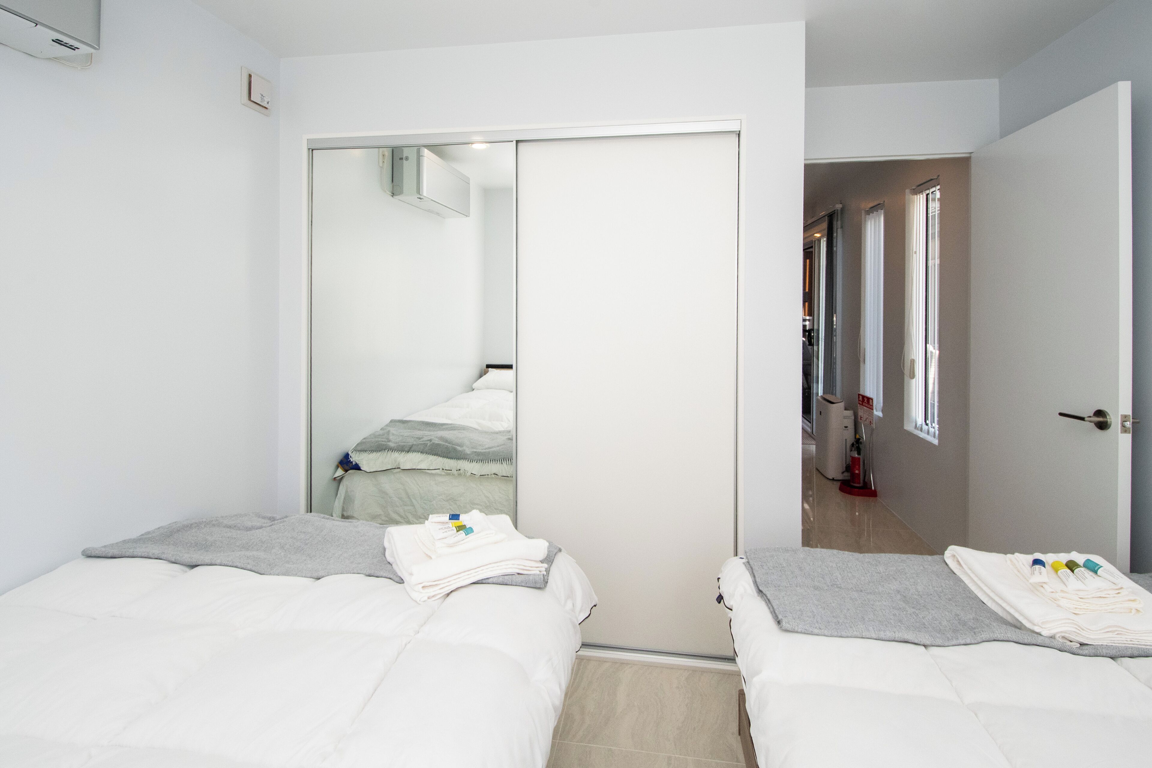 2 habitaciones, tabla de planchar con plancha, wifi y ropa de cama 