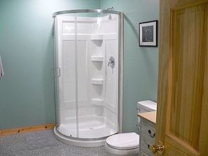 Douche, sèche-cheveux, serviettes fournies, savon