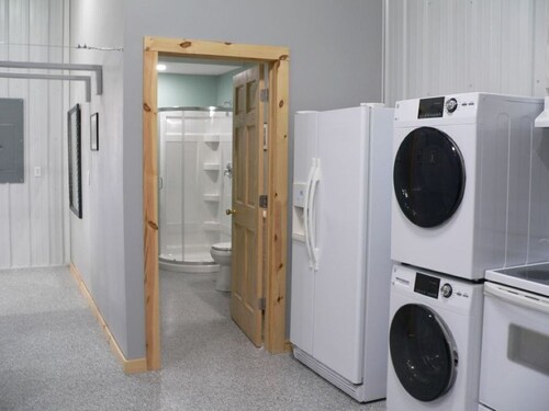 Spacious studio near Custer, WiFi, pet friendly, paved road, no cleaning fee.