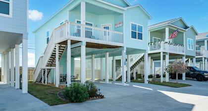 Coastal Getaway w/ Community Pool + Fishing Nearby