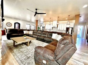 Smart TV, chimenea y futbolito