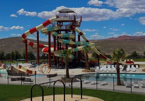 Alberca al aire libre y alberca climatizada