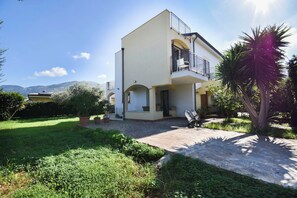 Exterior - Villa Carini Holiday House by the Sea and Jacuzzi pool (Carini)