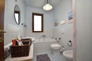 Sèche-cheveux, bidet, serviettes fournies, savon
