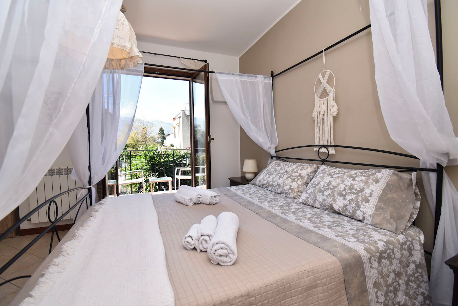 3 slaapkamers, een strijkplank/strijkijzer, gratis wifi, beddengoed