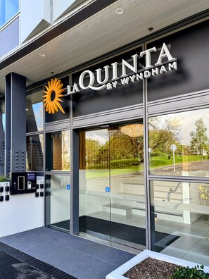 Exterior detail - Modern Parnell Haven | Large Balcony Views, Parking & Gym (Auckland)