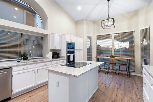 Sunset Oasis: 4 Bed Retreat w/ Pool Heating Included! Stunning Golf Course Views
