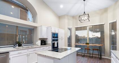 Sunset Oasis: 4 Bed Retreat w/ Pool Heating Included! Stunning Golf Course Views