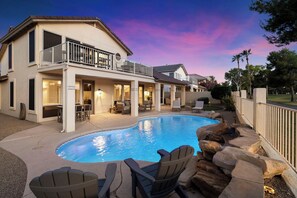 A heated pool - Sunset Oasis: 4 Bed Retreat w/ Pool Heating Included! Stunning Golf Course Views (Glendale)
